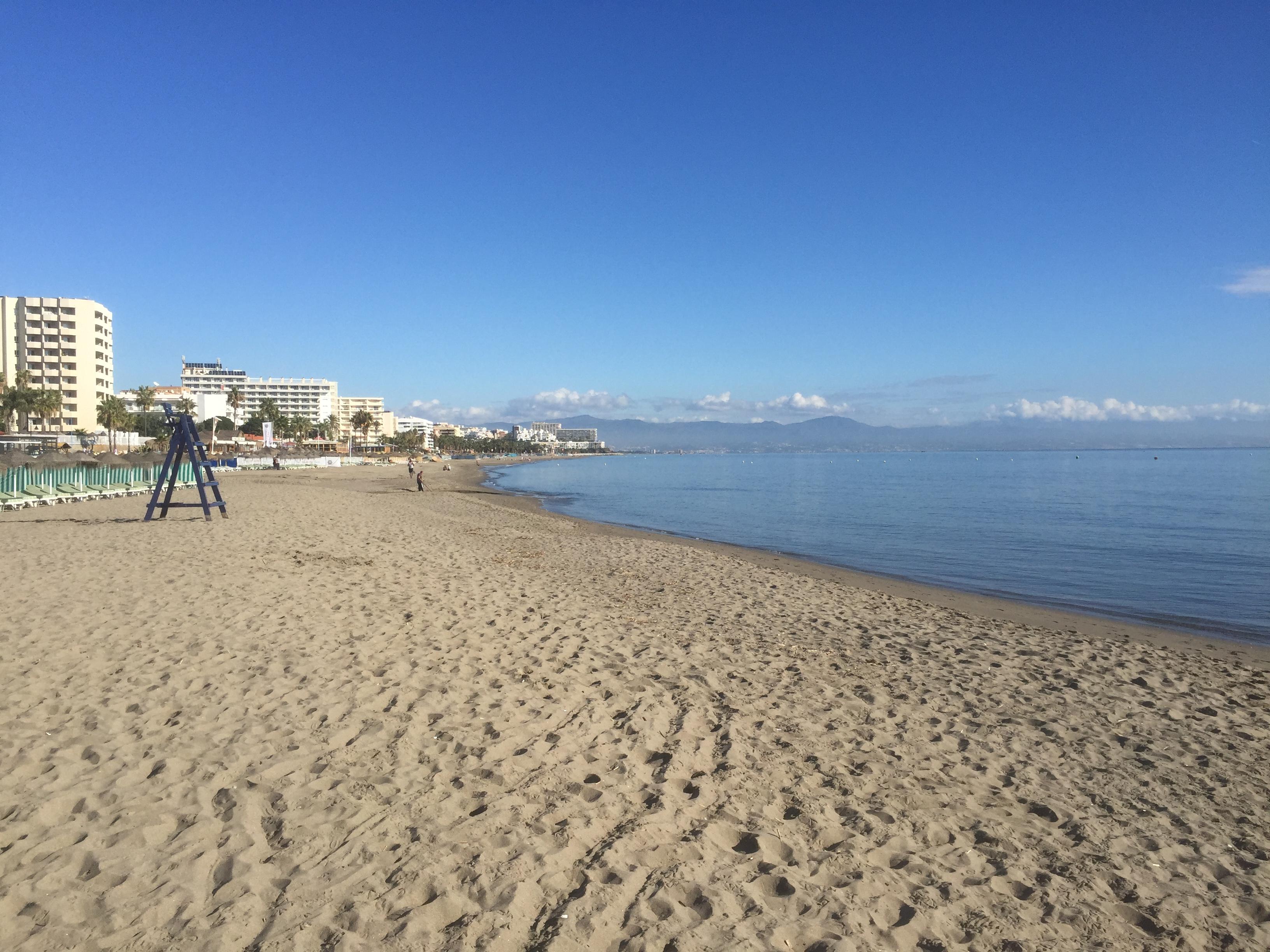 La plage de la Carihuela avec vue vers Malaga