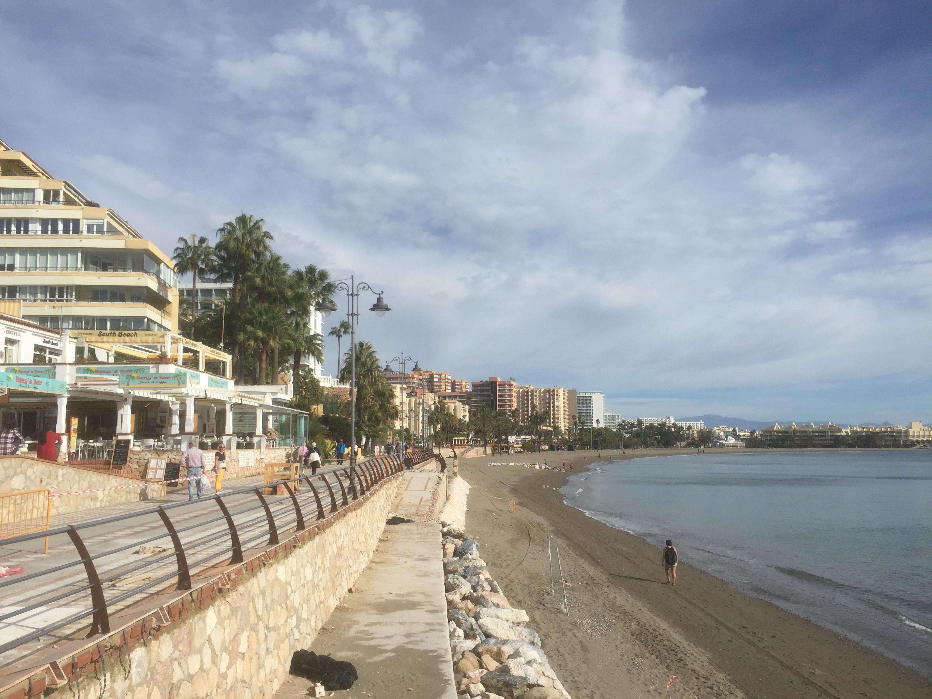 Benalmadena, promenade le long de la plage