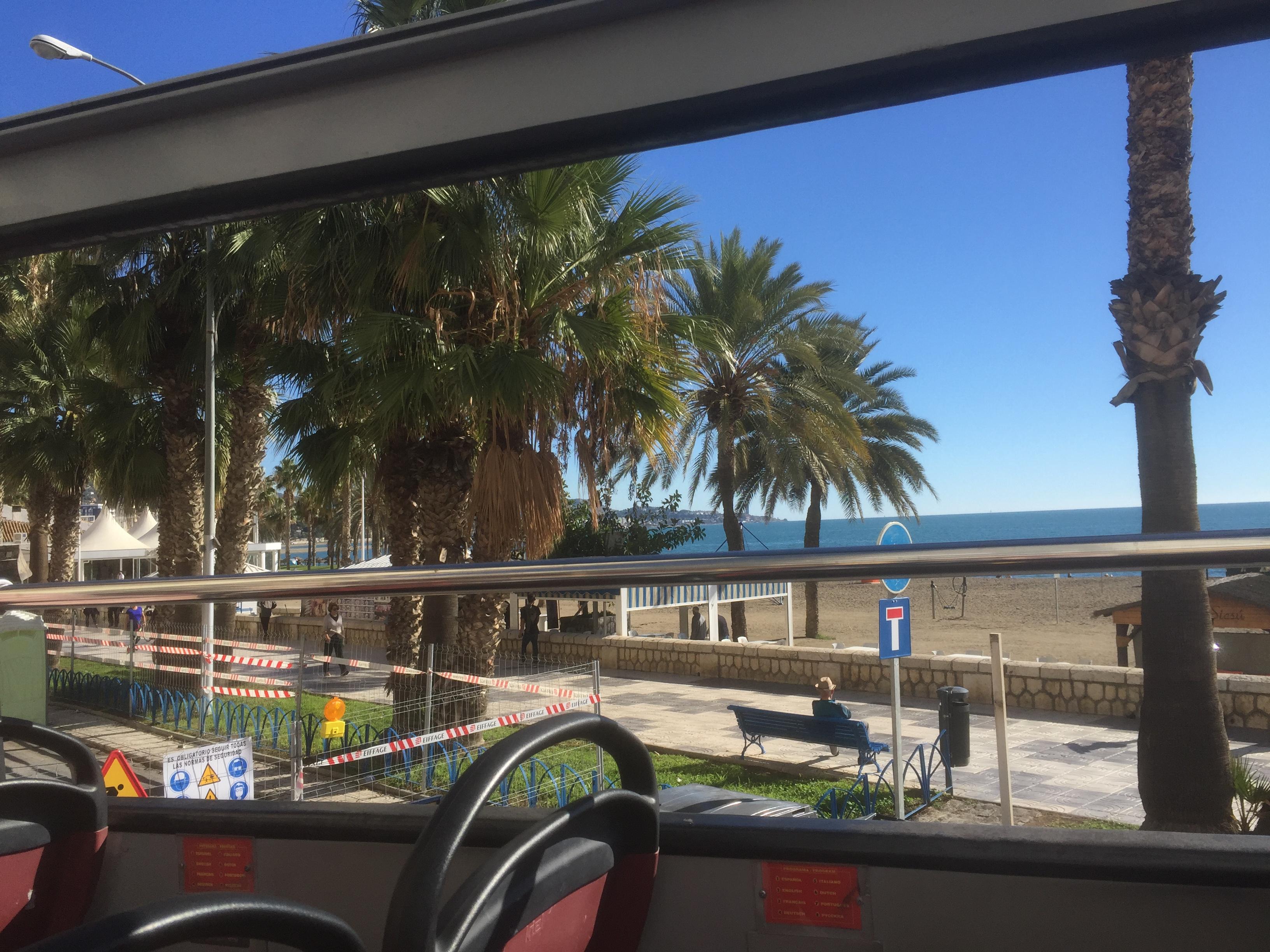 Malaga, vue sur la plage depuis le bus à impériale