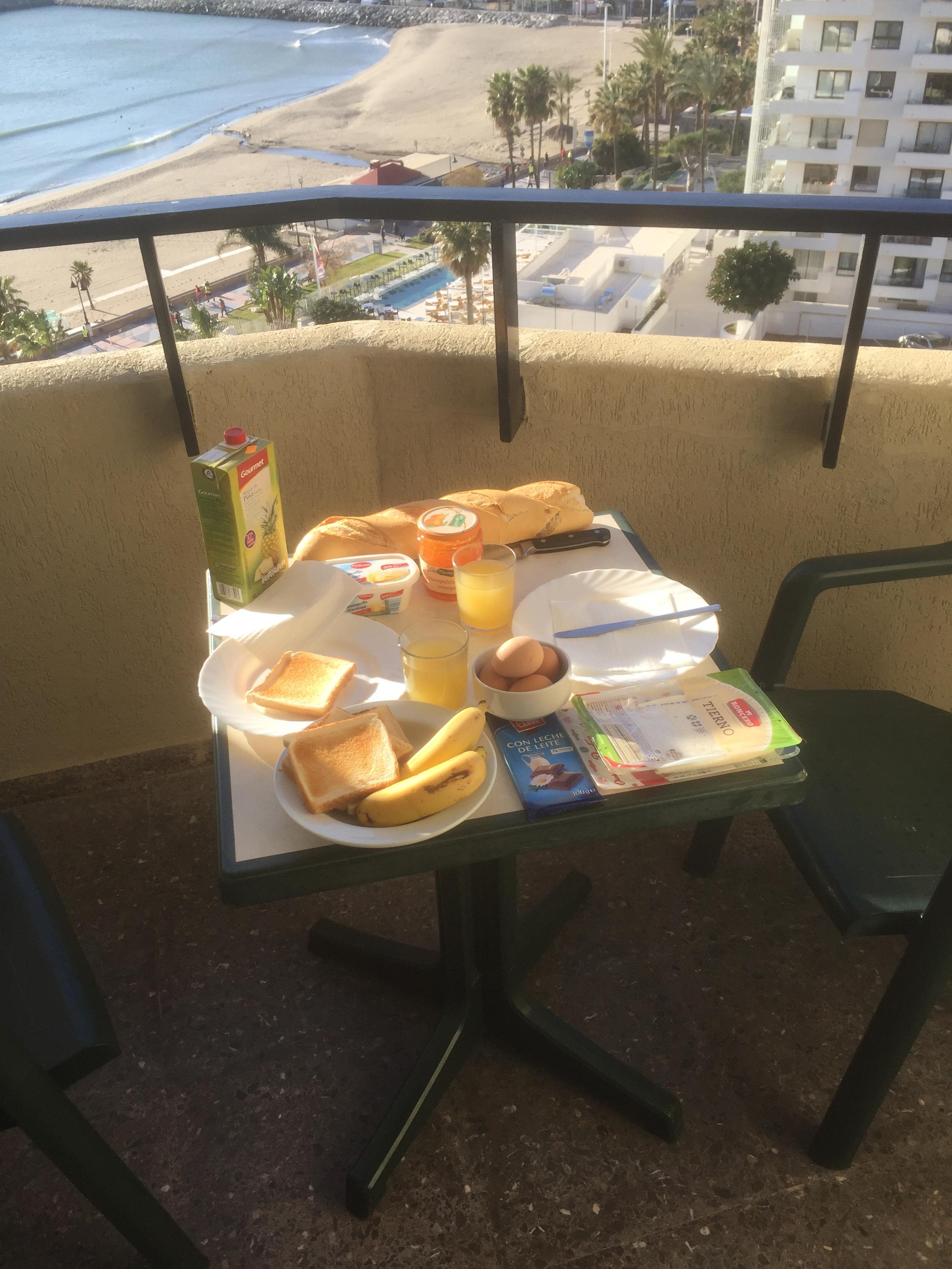 Le petit-déjeuner est servi sur le balcon...