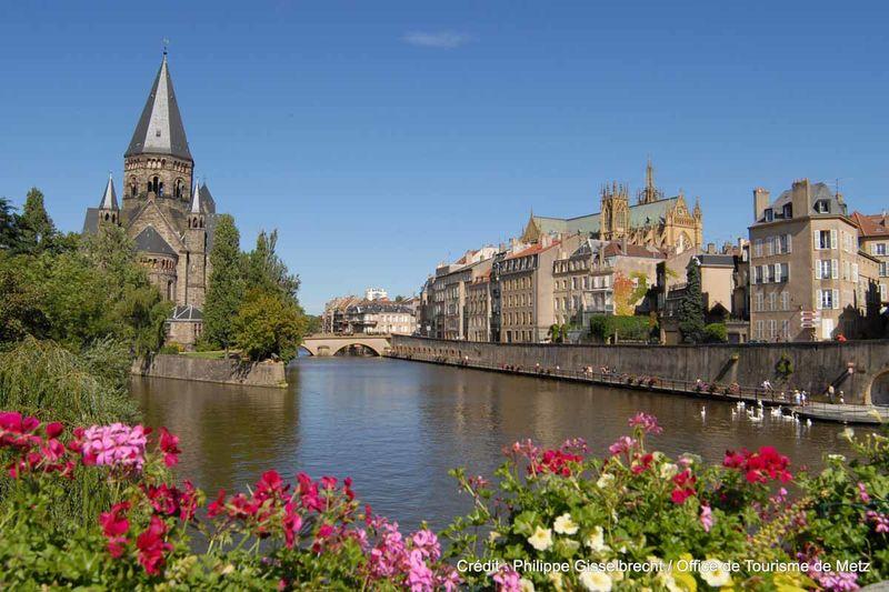 Metz au bord de la moselle front large